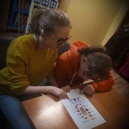 Dziewczynki w trakcie wykonywania zadania ,które poleciła pani psycholog.