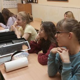 Dziewczynki obserwują i słuchają panią kosmetyczkę.