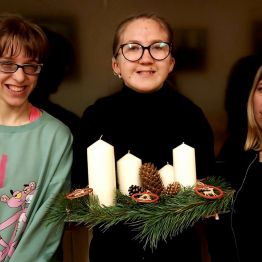 Gotowy wieniec adwentowy wykonany przez wychowanków grup wychowawczych.