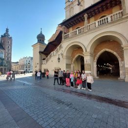 Grupa uczniów podczas wycieczki do Krakowa. 