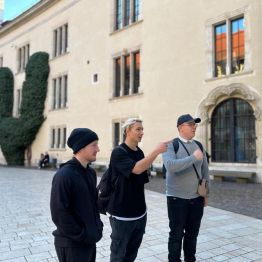 Grupa uczniów podczas wycieczki do Krakowa. 