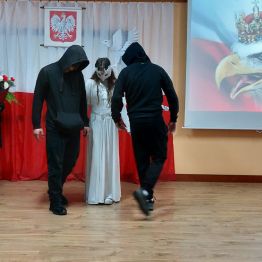 Uczniowie w czasie Akademii z okazji Święta Odzyskania Niepodległości przez Polskę