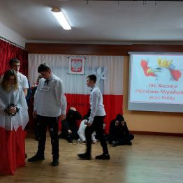 Uczniowie występujący w czasie Akademii