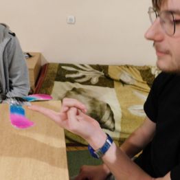 balansujący ptak na palcu wychowanka