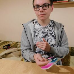 balansujący ptak na palcu wychowanka