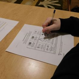 wychowanek wypełnia kartę pracy