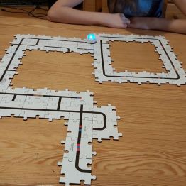 ozobot porusza się po torach ułożonych z puzzli