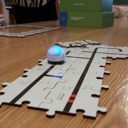 ozobot porusza się po torach ułożonych z puzzli
