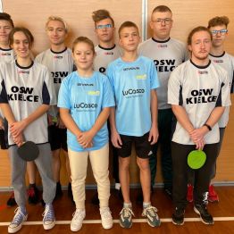 drużyna przed rozpoczęciem turnieju tenisa stołowego