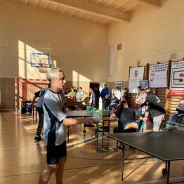 uczeń gra w tenisa stołowego