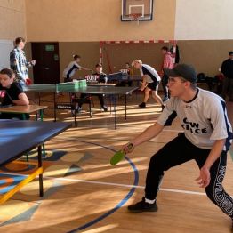 uczeń gra w turnieju tenisa stołowego