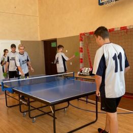 zawodnik odbija piłeczkę