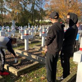 uczniowie palą znicz