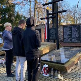 uczniowie modlą się przy grobie