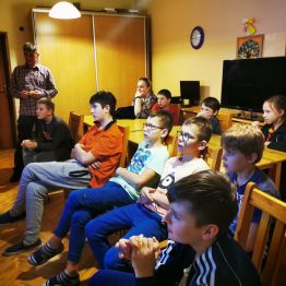 Wychowankowie ogądający film 