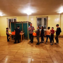 Wychowankowie na sali gimnastycznej 
