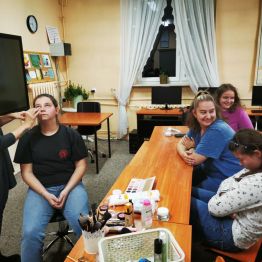 Grupa wychowanek na zajęciach 