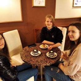 konsumowanie ciastek w cukierni