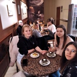konsumowanie ciastek w cukierni