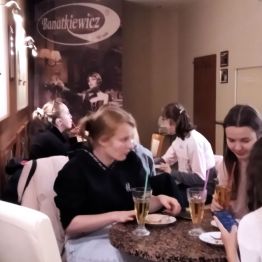 konsumowanie ciastek w cukierni