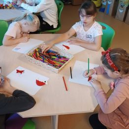 Uczennice w trakcie przygotowywania niepodległościowych prac plastycznych. 