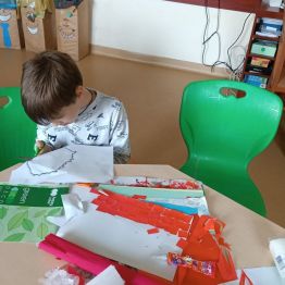 Uczeń wycina kontur Polski.