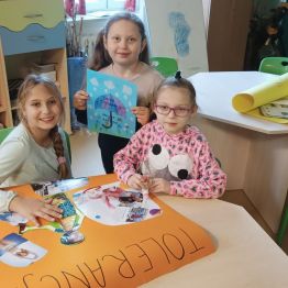 Daria i Eliza przygotowują plakat o tolerancji, a Laura prezentuje swoją pracę o tolerancji w szole.