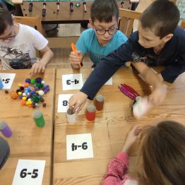 Uczniowie klasy 3 rozwiązują zadanie z projektu