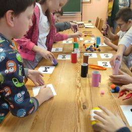 Uczniowie klasy 3 rozwiązują zadanie z projektu