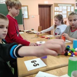Uczniowie klasy 2 rozwiązują zadanie sensoryczna matematyka