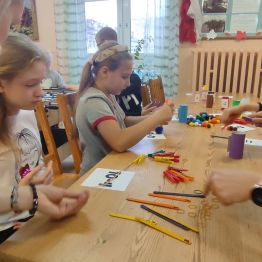 Uczniowie klasy 2 rozwiązują zadanie -sensoryczna matematyka