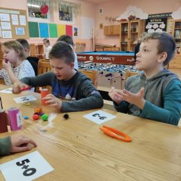 Uczniowie klasy 1 rozwiązują zadanie -sensoryczna matematyka