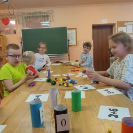 Uczniowie klasy 1 rozwiązują zadanie - sensoryczna matematyka