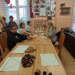 Uczniowie klasy 1 rozwiązują zadanie -sensoryczna matematyka