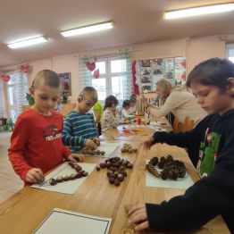 Uczniowie klasy 1 rozwiązują zadanie sensoryczna matematyka