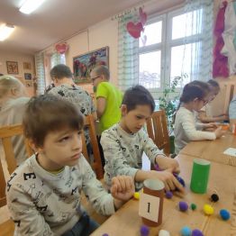 Uczniowie klasy  rozwiązują zadanie- sensoryczna matematyka