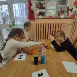 Uczennice klasy 1 rozwiązują zadanie -sensoryczna matematyka