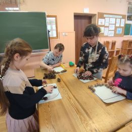 Uczniowie klasy 1 rozwiązują zadanie - sensoryczna matematyka