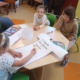 Daria, Eliza i Hania przygotowują "życzliwą" koszulkę.