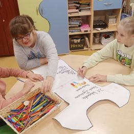 Hania, Paulina i Daria przygotowują "życzliwą" koszulkę.