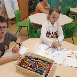 Dawid i Zuzia piszą miłe słowa i rysują kolorowe obrazki na "życzliwej" koszulce.