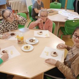Grupa dziewcząt przygotowuje misie z wafli ryżowych.