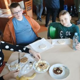 Uczniowie przygotowują swoje misie z wafli ryżowych.