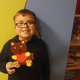 Kacper prezentuje swojego misia.