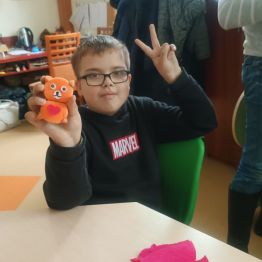 Kacper prezentuje swojego misia z gąbki.