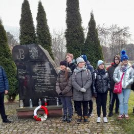 Uczniowie przed pomnikiem