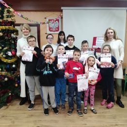 Pamiątkowe zdjęcie  uczestników konkursu wraz z Panią Dyrektor oraz nauczycielem