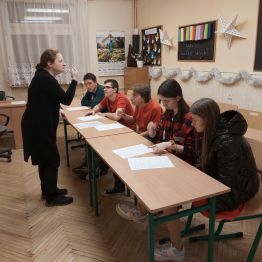 Pani z wychowankami we wspólnych grach quizowych.