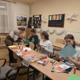 Dzieci dużo czasu poświęcają, żeby wykonać ładną kartkę świąteczną.