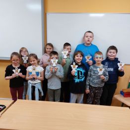 Dzieci z klas 1-3 SP prezentują wykonane aniołki dobroci.